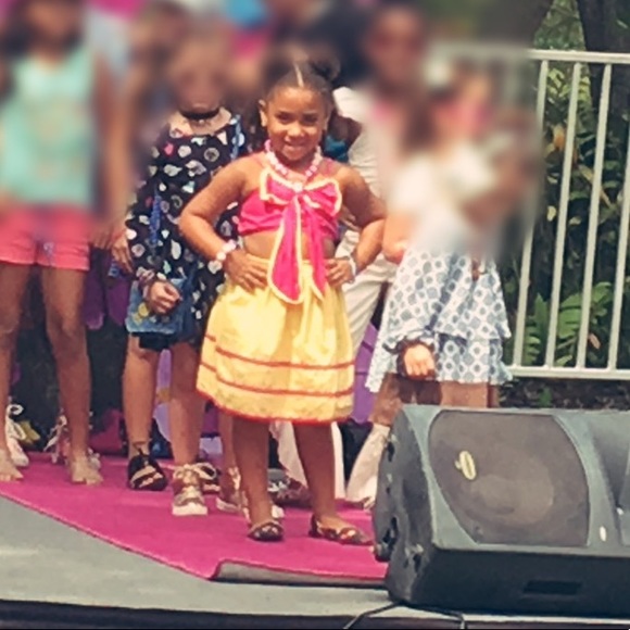 Skirt and Top Outfit - Picture 4 of 4